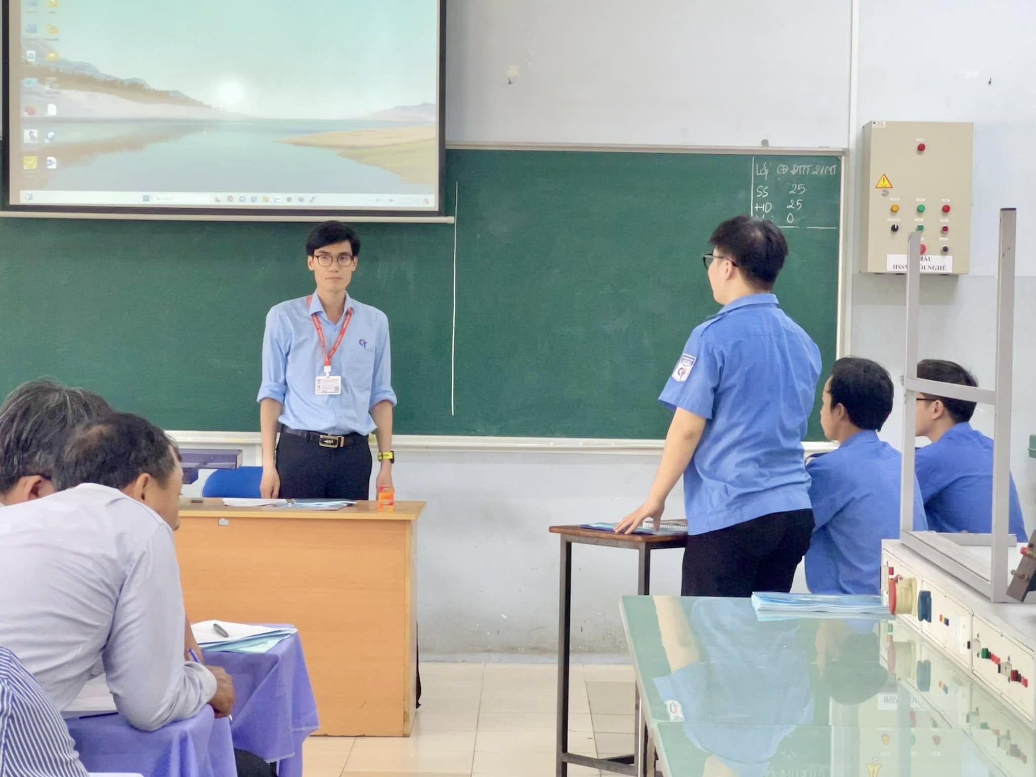 Giảng viên Bộ môn Điện tử Viễn thông với Hội giảng cấp trường năm 2024